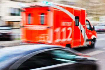 Chemnitz: Heftiger Unfall in Freiberg: Ford-Fahrer kracht in Motorrad, Biker schwer verletzt