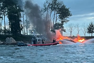 Boot geht plötzlich in Flammen auf: Zahlreiche Menschen schwimmen um ihr Leben