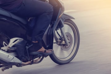Nach Späti-Kontrolle in Magdeburg: Fahrer steuert mit Motorroller auf Beamten zu