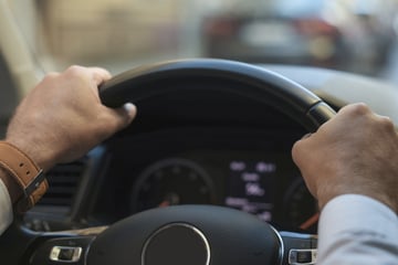 Mazda rollt durch Jena, Mann am Steuer bewusstlos: Drogentest macht die Lage nicht besser