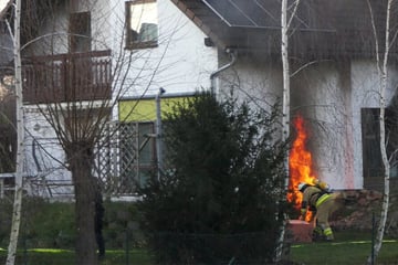 Leipzig: Feuerwehreinsatz am 1. Advent: Einfamilienhaus in Flammen - Bewohner in Klinik