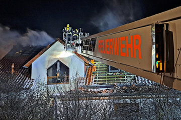 Dachstuhl von Einfamilienhaus steht in Flammen: 400.000 Euro Schaden