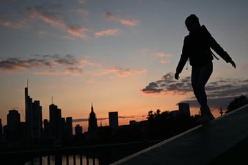 Frankfurt: Mann springt von Brücke in den Main, Retter kämpfen um sein Leben