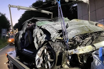 Mini kracht gegen Brückenpfeiler: Fahrer sofort tot