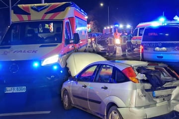 Transporter knallt ungebremst gegen Auto: Fahrer schwer verletzt