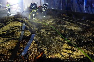 Lkw fängt Feuer: "Gebrannte" Mandeln überall auf der Autobahn!