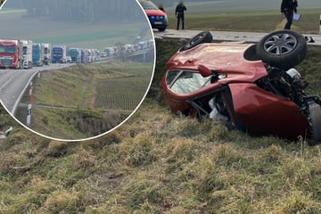 Tödlicher Unfall in Mittelsachsen: Opel kracht mit Laster zusammen, Fahrerin stirbt