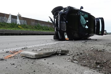 Unfall A14: Unfall auf der A14 bei Leipzig: BMW kippt um und bleibt auf Seite liegen!