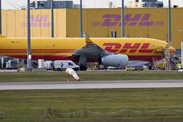 Leipzig: Notdienst für Blutkonserven und Medikamente: Am DHL Drehkreuz in Leipzig stehen die Bänder still