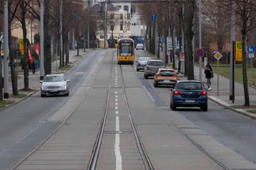 Dresden: Mann will in Straßenbahn einsteigen und landet schwer verletzt im Krankenhaus!