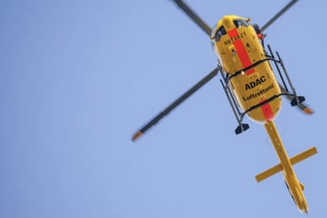 Gesundheitliche Probleme? Rentner kracht gegen Hauswand