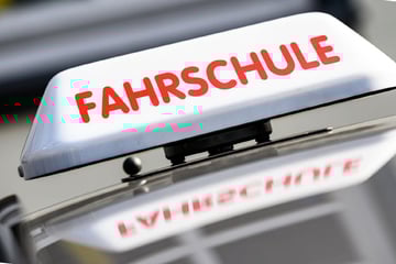 Fahrschüler verursacht 25.000 Euro Schaden: VW kracht gegen Baum und überschlägt sich