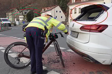 Tharandt: Radler kracht in Heckscheibe von Touareg, verletzt sich schwer