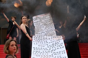 Aktivistinnen entern roten Teppich in Cannes: Das steht auf ihrem Banner!