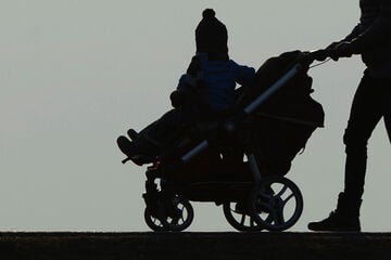 Berlin: Viel Spaß beim Zählen: Polizei macht überraschenden Fund in Kinderwagen