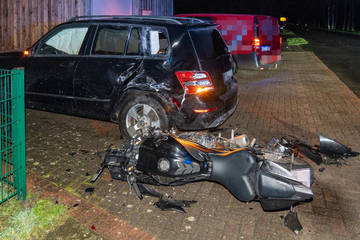 Überholmanöver geht schief: Motorradfahrer crasht in SUV