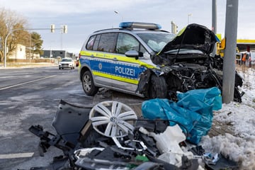 Frontalcrash auf Einsatzfahrt: Polizist schwer verletzt