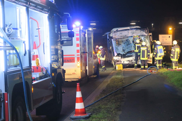 Linienbus kollidiert mit Lkw: Busfahrer lebensgefährlich verletzt
