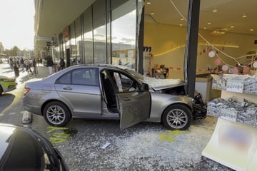Frau rutscht von Bremse und kracht in Drogeriemarkt - vor den Augen der Polizei