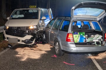 Heftiger Unfall in der Kurve: Golf kracht in Taxi