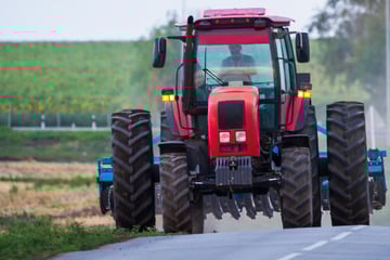 Traktor kracht in Motorrad - und fährt einfach weiter