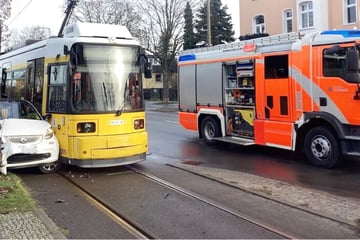 Crash in Mahlsdorf: Auto zwischen Tram und Baum eingeklemmt