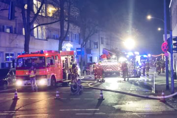 Brand in Erdgeschoss: Nächtliches Feuer in Wohngebäude