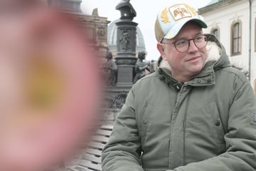 Dresden: Nicht nur im Herzen: Deshalb trägt der "Tramfluencer" die Straßenbahn nun auch im Ohr