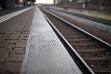 Gewalt am Bahnhof: Mann greift 14-Jährige an, weil sie Fan von einem anderen Fußballverein ist