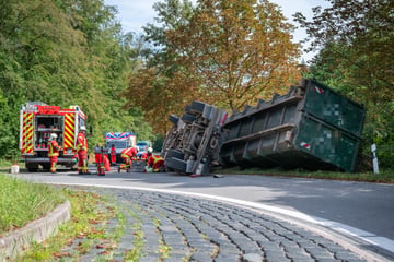 Zu schnell im Kreisverkehr: Lkw kippt um und löst Vollsperrung aus