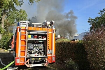 Berlin: Rauchwolke über Karlshorst: Brand in Kleingartenanlage