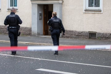 Großeinsatz in Sachsen: Messer-Mann greift Beamten an, Polizist schießt