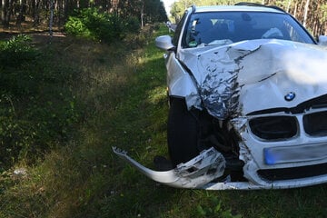 Während der Fahrt: Laster verliert Räder, die krachen in den Gegenverkehr