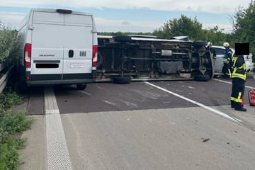 Unfall A14: Karambolage auf A14: Umgekippter Mercedes versperrt Fahrspur