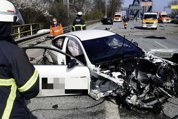 Unfall A255: Geflüchteter Autofahrer stellt sich nach Raser-Unfall auf der B75 mit drei Verletzten