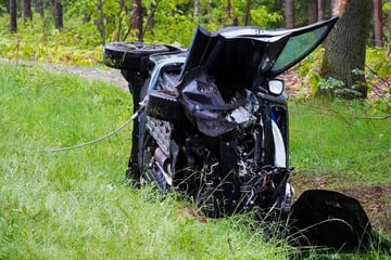 Schlimmer Crash in Sachsen: Mann (†40) verstirbt noch am Unfallort