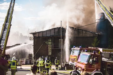 Großbrand in Betonwerk: Feuerwehr mehr als zehn Stunden im Einsatz