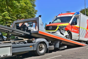Unfall mit Blaulicht und Sirene: Rettungswagen im Einsatz kracht mit Mazda zusammen