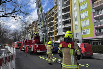 Berlin: Dachstuhlbrand im Wedding: Aufwendige Löscharbeiten für Feuerwehr