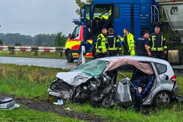 Tödlicher Crash auf B169: Autofahrer stirbt nach Unfall mit zwei Lkw