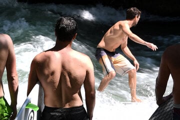 München: Endlich! Auf der Eisbachwelle darf ab sofort wieder gesurft werden