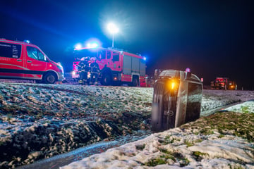 Transporter landet in eisigem Wassergraben: Auch Ersthelferin verletzt