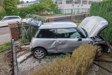 Nach Crash: Mini landet im Vorgarten