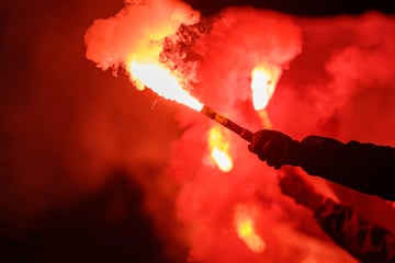 Frankfurt: Rapper-Fans zünden Feuerwerk auf Frankfurter Brücke