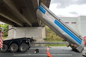 Unfall A9: A9 gesperrt: Lastwagenanhänger steckt unter Brücke fest