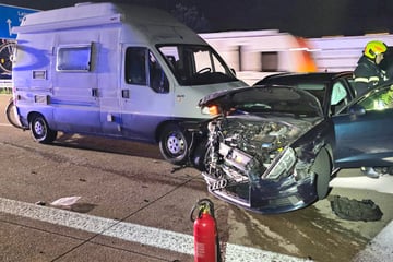 Unfall A9: Fahrspurwechsel geht schief: Audi kracht auf A9 in Camper - drei Verletzte