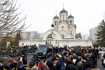Alexei Navalny funeral draws huge crowds despite threats as anti-war chants ring out in Moscow