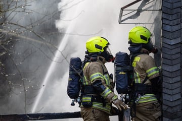 Einfamilienhaus brennt: Feuerwehr muss Stromleitung durchtrennen