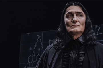 Oliver Masucci begeistert bei Theater-Comeback als Professor Snape: "Kann ganz doll in die Hose gehen"