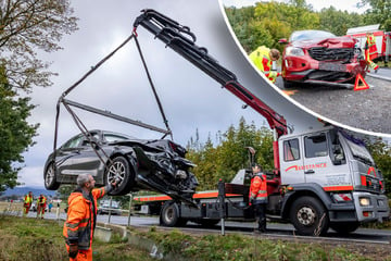 Frontal-Crash zum Feiertag: Eine Person schwer verletzt